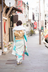 Fototapeta premium 路地を歩く振袖の女性