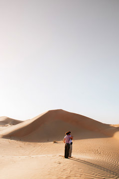 Tourist Couple And  Desert Sand Dune Of Dubai - Abu Dhabi