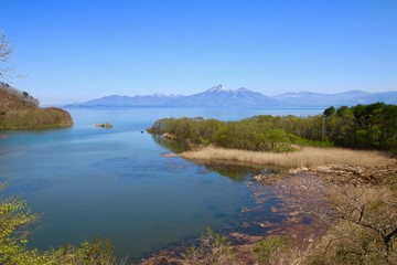 春の猪苗代湖と磐梯山（郡山市・湖南町）