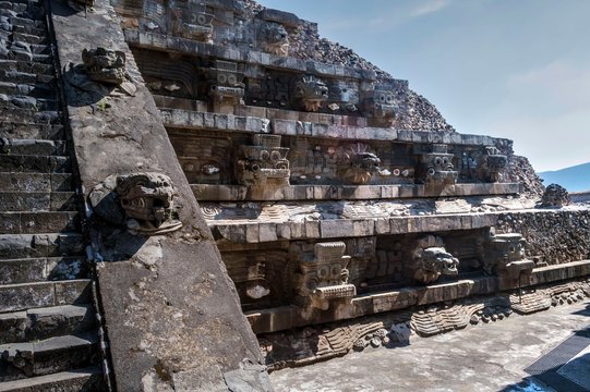 Pir&aacute;mide de la Serpiente Emplumada en Teotihuacan. Quetzalc&oacute;atl, deidad de la cultura mesoamericana.