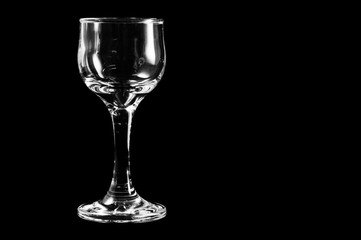 Glass container for alcoholic beverages and the deterioration of the quality of their lives