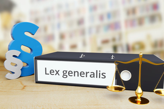 Lex generalis &ndash; Recht/Gesetz. Ordner auf Schreibtisch mit Beschriftung neben Paragraf und Waage. Anwalt