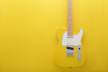 黄色背景の中の黄色いエレキギターのテレキャスター