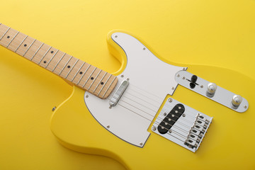 黄色背景の中の黄色いエレキギターのテレキャスター