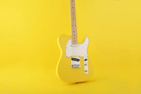 黄色背景の中の黄色いエレキギターのテレキャスター Stock イラスト Adobe Stock