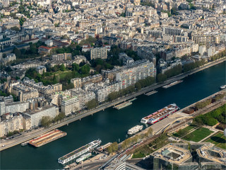 Obraz premium La Seine et un bateau de croisière fluviale à Paris vu d'hélicoptère
