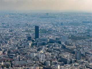 La Tour Montparnasse et Paris vu d'hélicoptère