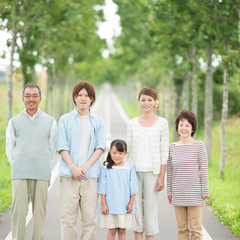 一本道で微笑む3世代家族