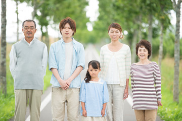 一本道で微笑む3世代家族