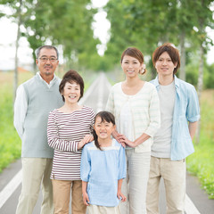 一本道で微笑む3世代家族