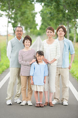 一本道で微笑む3世代家族