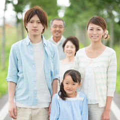 一本道で微笑む3世代家族