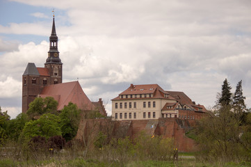 Fototapeta premium Blick auf die Hanse und Kaiserstadt Tangermünde St. Stephans Kirche und das Schlosshotel in Tangermünde Altmark Sachsen Anhalt Germany