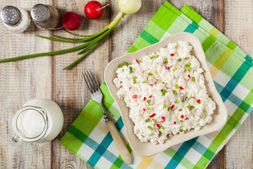 Fresh cottage cheese, served with fresh vegetables and cream.