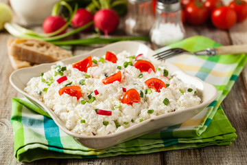 Fresh cottage cheese, served with fresh vegetables and cream.