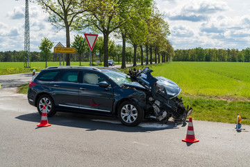 Nach einem schweren Unfall steht das Unfallauto am Strassenrand