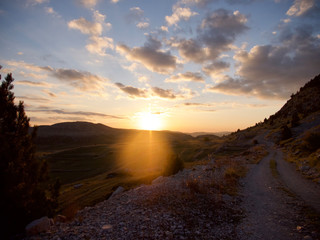 Auch nach über 50 Jahren in der Fremde, verliert man seine Wurzeln nicht, Naturpark Bare in Bosnien Herzegwina, Sonnenuntergang zum Abschluss einer unvergesslichen Reise