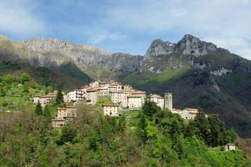 Fototapeta na wymiar the village of pruno in tuscany