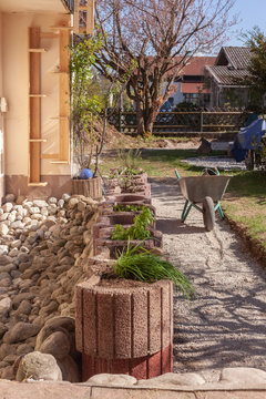 Kr&auml;utergarten aus Pflanzsteinen anlegen. teilweise bepflanzt. Im Hintergrund eine Katzenleiter