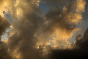 Blauer Himmel und Wolken