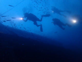 沈船を探険するダイバー