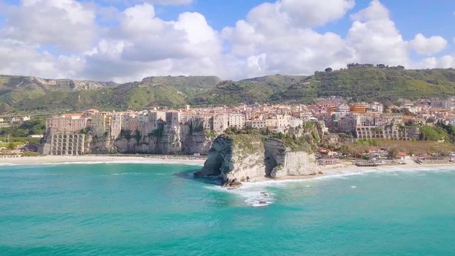 Tropea, citt&agrave; in Calabria. Meta di turismo estivo per la sua costa sabbiosa con affaccio sul mare Mediterraneo. Il Santuario Santa Maria dell'Isola. Scogliera, rocce e case. Vista aerea.