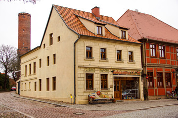 Zur linken sieht man den Schrottturm und im vorderem die Töpferstube in Tangermünde Altmark Sachsen Anhalt Germany