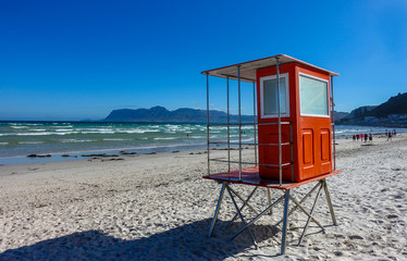 Rote Lifeguard Statiom am Strand von Muizenberg in Kapstadt/Südafrika