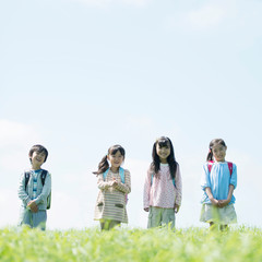 草原で微笑む小学生