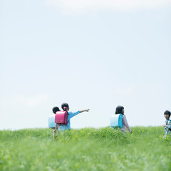 草原を歩く小学生の後姿