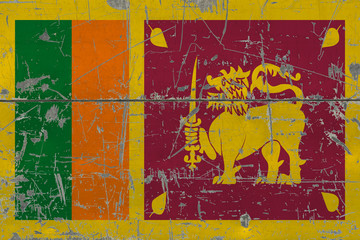 Obraz premium Grunge Sri Lanka flag on old scratched wooden surface. National vintage background.