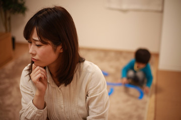 子育てに悩む母親