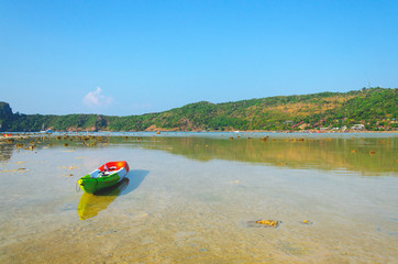 Fototapeta na wymiar bassa marea kayak krabi