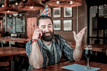 Obraz premium Happily smiling bithday man calling his friend.