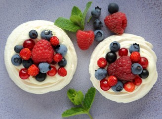 Meringue with berries.