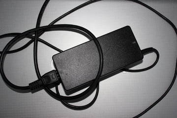 Ladekabel und Adapter für einen Laptop (Computer)