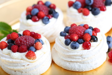 Meringue with berries.