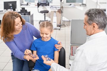 Obraz premium Patient choosing glasses for eyesight correction.