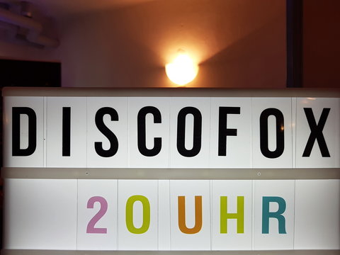 Schriftzug: Discofox in einer Tanzschule