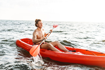 Obraz premium Healthy strong man kayaking