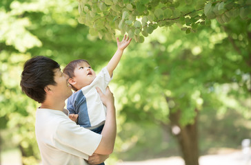 子供を抱っこするパパ