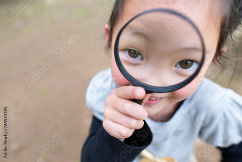 虫眼鏡を使って見る女の子 Wall Mural Wallpaper Murals Hakase4