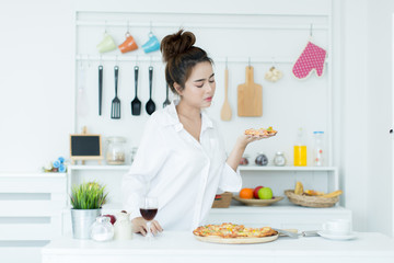 Obraz na płótnie Canvas woman enjoying pizza