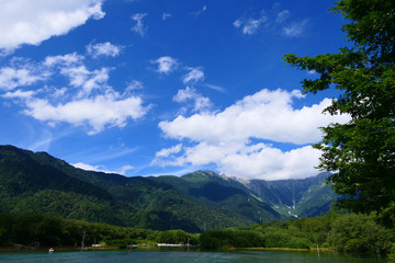 Fototapeta na wymiar 中部山岳国立公園。上高地に佇む大正池。松本　長野　日本。８月下旬。