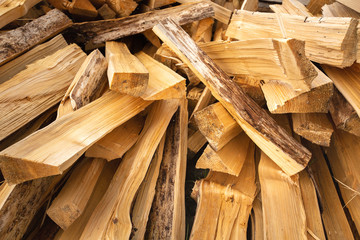 Brennholz gehackt und umhüllt