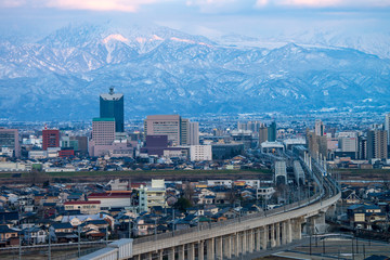 呉羽山から望む富山市街地と立山連峰