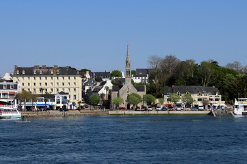 Fototapeta na wymiar Le port de Benodet et l'eglise Saint Thomas. Bretagne France.
