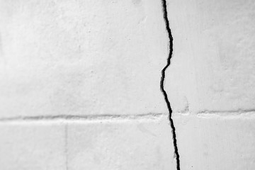 Home problem, building problem, wall cracked
