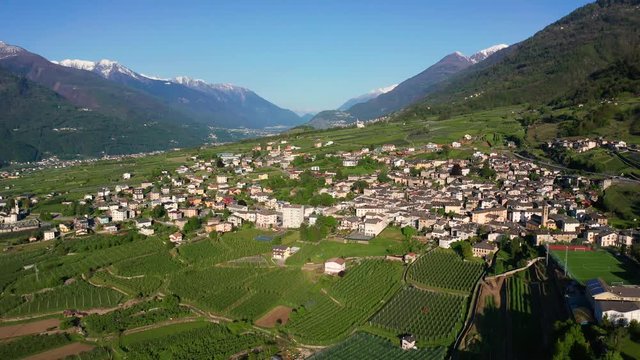 Aerial 4K - Teglio - Valtellina (IT) - Vista del paese 