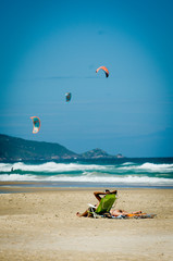 Esportes náuticos com kite e windsurf 